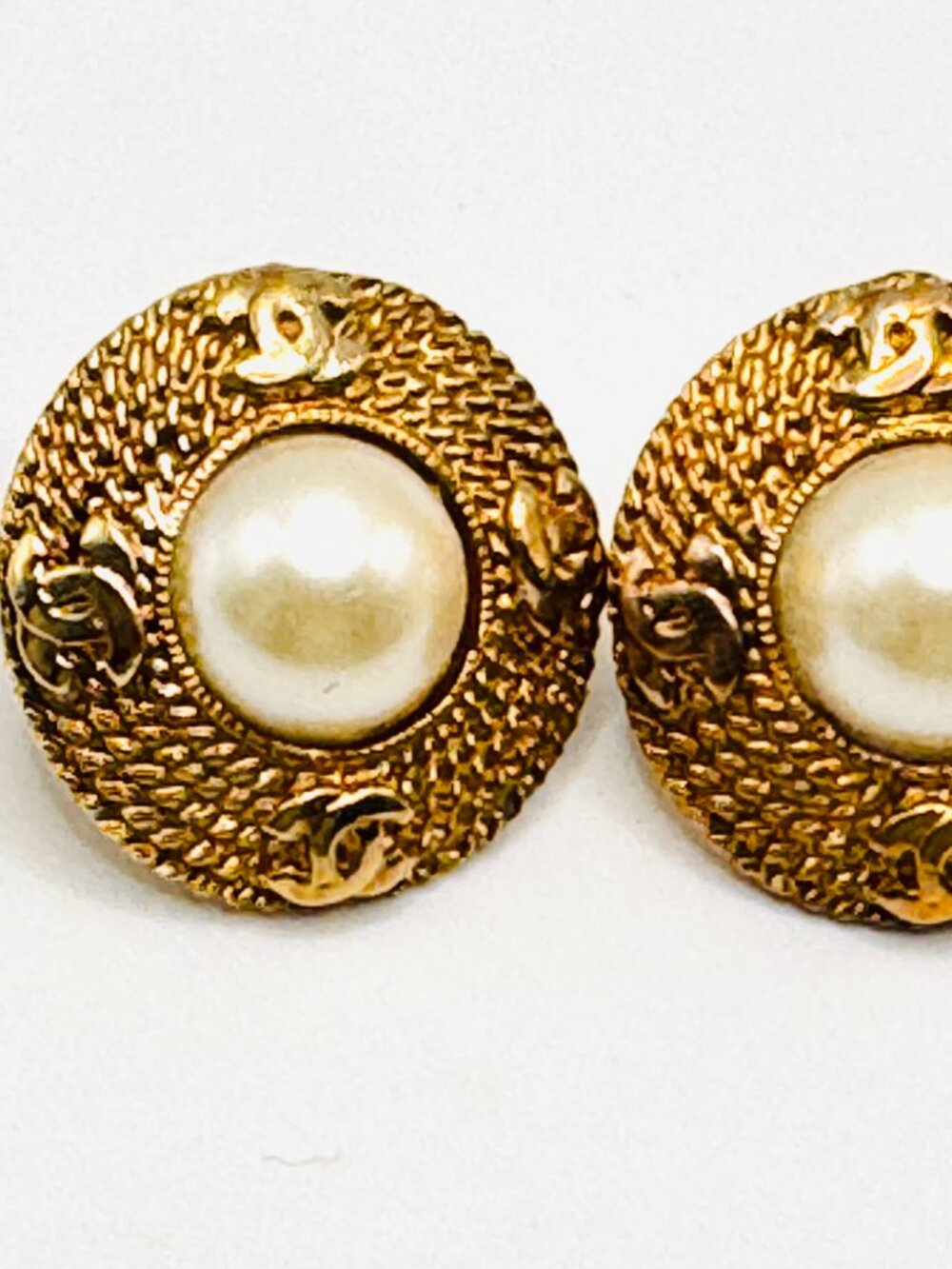 Vintage 1970s CHANEL Mabe Pearl Earrings Gold Plated CC Logo Designer Jewelry - Picture 5 of 7